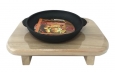 Сковорода чугунная литая с деревянной подставкой на ножках 18см, h-2,5 см (99000-3)